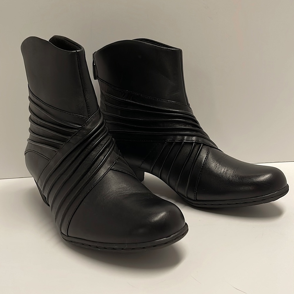 Rockport Boots Ankle Booties NWOT Black Ruched Leather Sz 6.5
